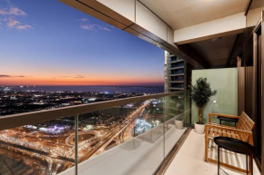 Easemytrip - Elegant 3BR on 53rd Floor with Stunning City Views